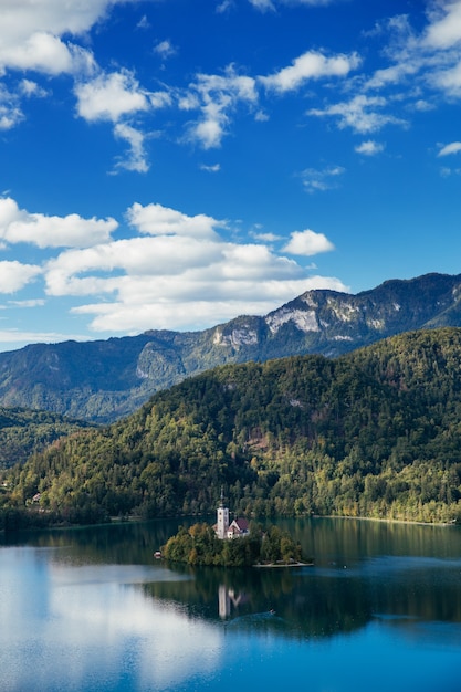 Increíble vista sobre el lago Bled otoño en Eslovenia