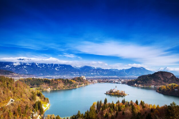 Increíble vista sobre el lago Bled en otoño o invierno en Eslovenia Europa