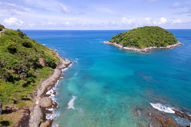 Increíble vista superior de la costa Vista aérea del mar tropical en la hermosa isla de Phuket, Tailandia