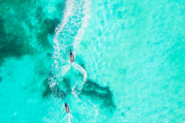 Increíble vista superior de jet ski vista aérea del mar caribe azul jet ski en el mar en cancún en méxico