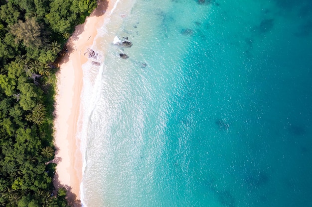 Increíble vista superior de la playa Vista aérea del mar de la playa tropical en la hermosa isla de Phuket Ubicada en la playa de Laem Sing Phuket Tailandia