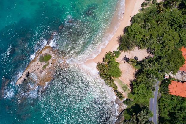 Increíble vista superior de la playa Vista aérea del mar de la playa tropical en la hermosa isla de Phuket Ubicado en la playa de Yanui Phuket Tailandia Concepto Viajes y antecedentes turísticos