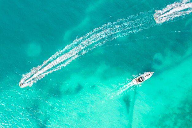 Increíble vista superior del yate vista aérea del pequeño barco flotante de lujo en yate azul del mar caribe en