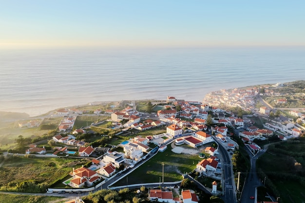 Increíble vista de una zona residencial cerca del mar.