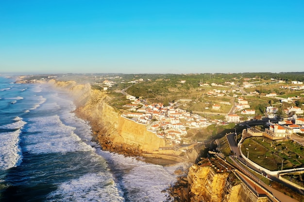 Foto increíble vista de una zona residencial cerca del mar.