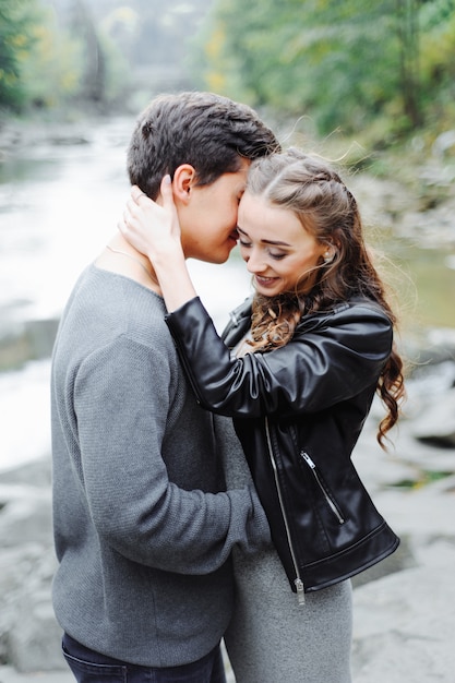 increíblemente hermosa y encantadora pareja en el río de montaña