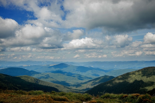 Increíblemente hermosas vistas panorámicas de los Cárpatos. Picos de los Cárpatos sobre un fondo de cielo azul