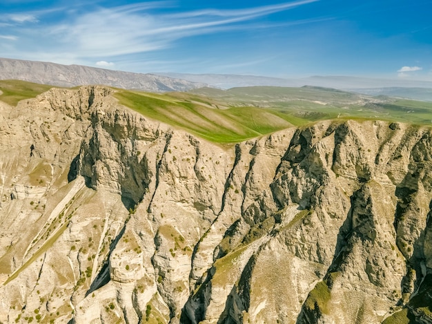 Increíblemente hermoso paisaje de vista aérea Increíble cielo nubes Profundidad del cañón de Sulak 1920 metros de longitud 53 km Ubicado en el valle del río Sulak Daguestán Rusia