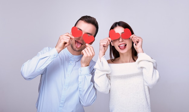 Increíblemente increíble pareja de personas enamoradas de sus lenguas pasando el rato