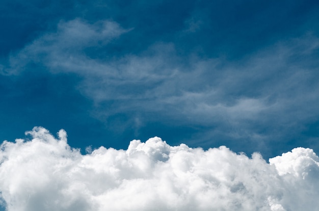 Increíblemente maravillosos cúmulos exuberantes contra un cielo azul