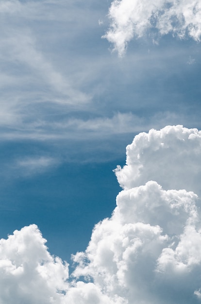 Increíblemente maravillosos cúmulos exuberantes contra un cielo azul