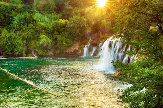 Increíbles cascadas en el Parque Nacional Krka en Croacia, hermoso paisaje, atracción turística, concepto turístico de verano