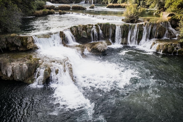 Increíbles cascadas en el Parque Nacional Krka en Croacia, hermoso paisaje, atracción turística, concepto turístico de verano