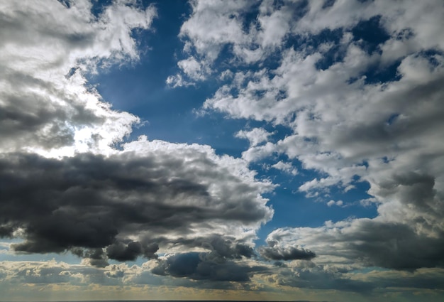 Increíbles cúmulos de nubes blancas flotando en la composición de la luz natural del cielo