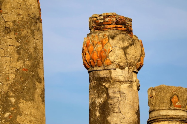 Increíbles detalles de los restos de la parte superior de la columna en el parque histórico de Ayutthaya, Tailandia