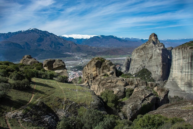 Increíbles formaciones rocosas en las montañas de Meteora en Grecia
