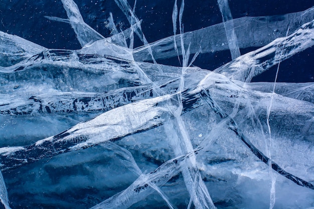 Increíbles grietas en el hielo del lago Hielo azul grueso y transparente Horizontal