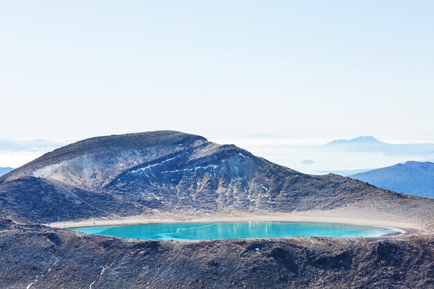 Increíbles lagos Esmeralda en Tongariro Crossing track, Parque Nacional de Tongariro, Nueva Zelanda. Concepto de pasión por los viajes