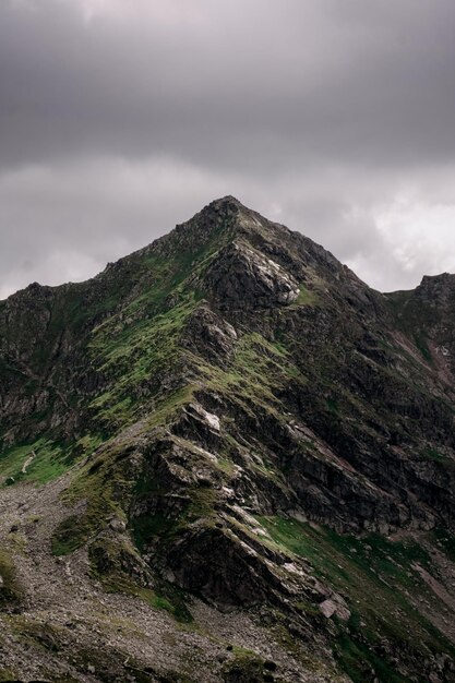 Increíbles montañas rocosas con nubes y lago en verano para viajar.