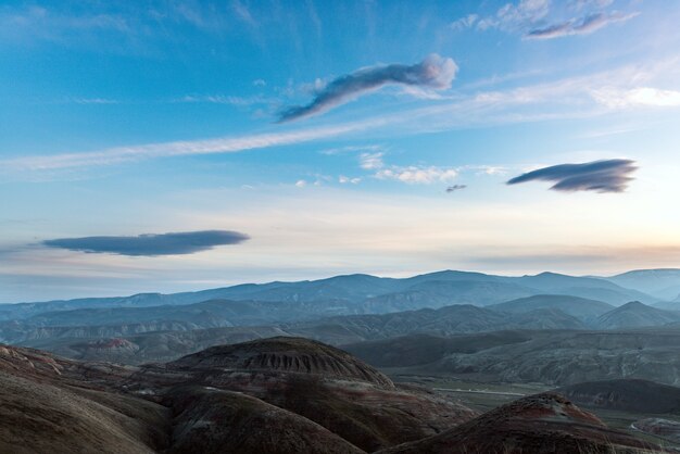 Increíbles montañas rojas a rayas después del atardecer