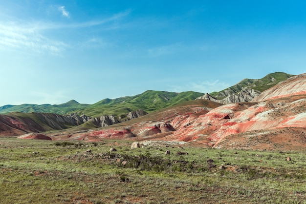 Increíbles montañas rojas