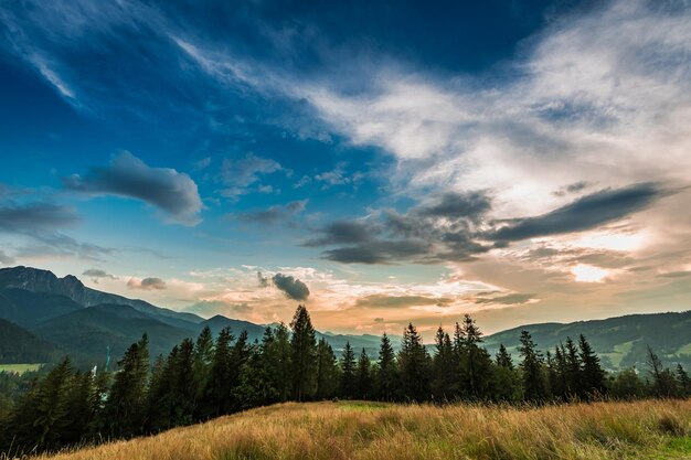 Increíbles montañas Tatra al atardecer vista desde Zakopane