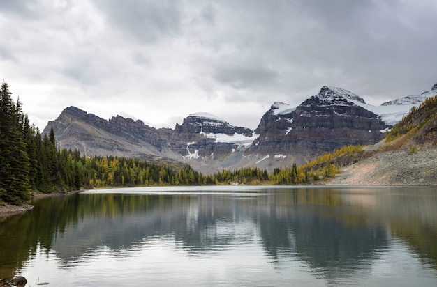 Increíbles paisajes de montaña en el Parque Provincial Mount Assiniboine, British Columbia, Canadá temporada de otoño