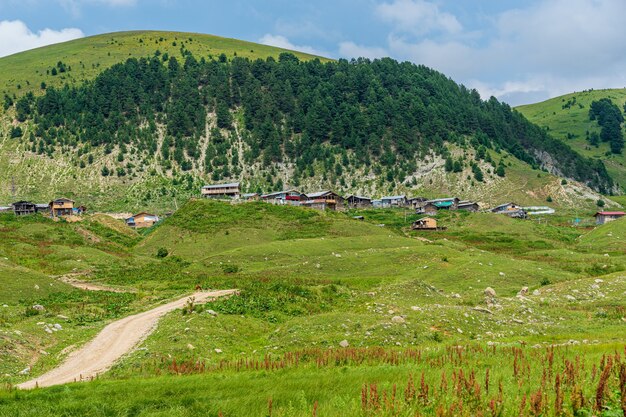 Increíbles paisajes montañosos y montañosos de Arsiyan. Savsat, Artvin - Turquía