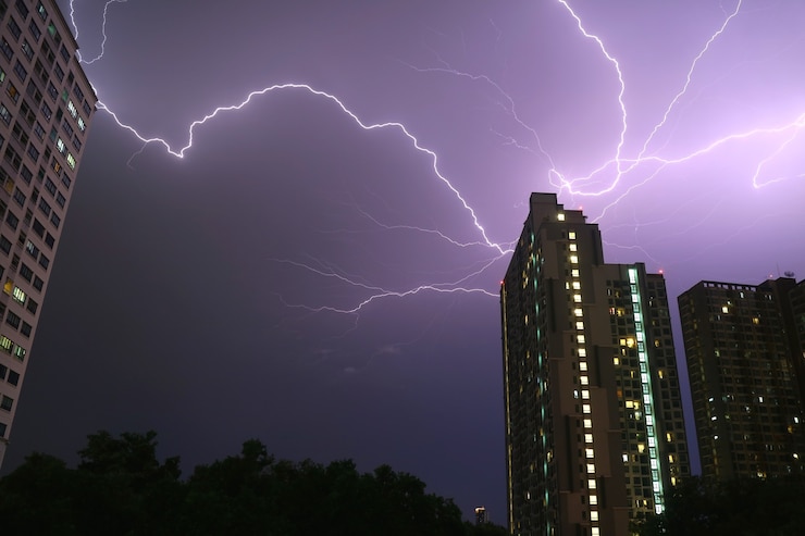 Foto increíbles relámpagos reales en el cielo nocturno urbano