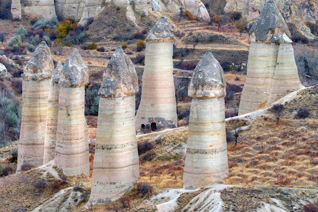 Increíbles rocas en el valle del amor en capadocia goreme turquía