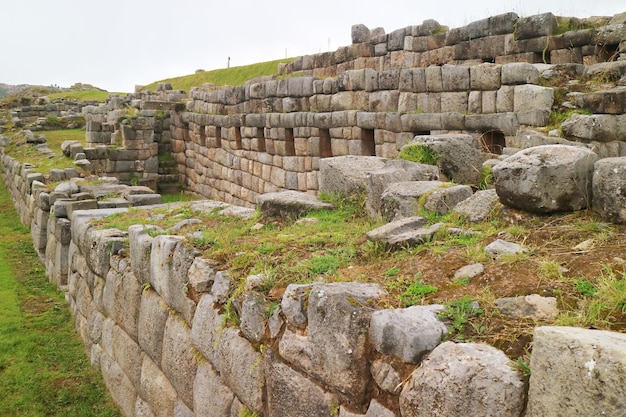 Increíbles ruinas de la ciudadela medieval de Sacsayhuaman Incas en la cima de la colina de la ciudad de Cusco Perú