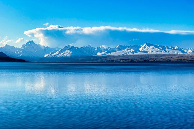 Increíbles tonos azules de la cordillera de los Alpes del Sur cubiertos de nieve y el paisaje del lago