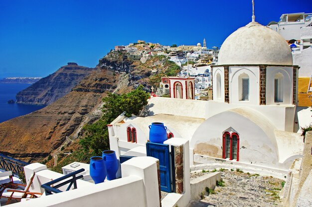 Increíbles vistas de Santorini. Iglesias tradicionales y caldera. Viajes a Grecia