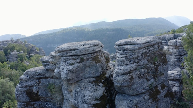 Incríveis formações geológicas e vale verde da montanha em um dia de verão vista aérea do drone