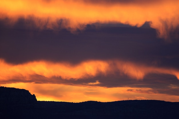 Incríveis nuvens brilhantes do nascer do sol no arizona