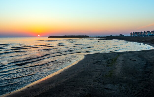 Incrível amanhecer colorido no mar