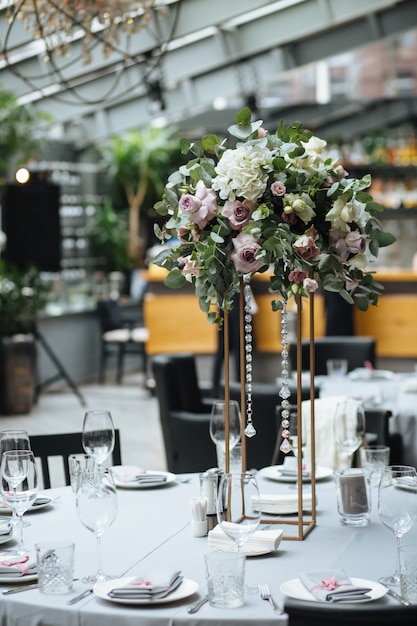 Incrível banquete em cores cinza para o dia do casamento com flores cor de rosa