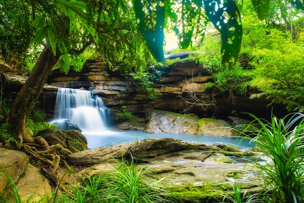 Incrível cachoeira Pralie, cascata cai sobre rochas cobertas de musgo no kalasin, Tailândia