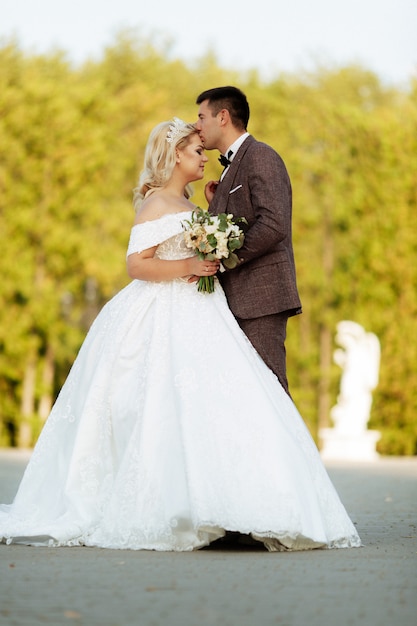 Incrível casal sorridente de casamento. Linda noiva e noivo elegante.