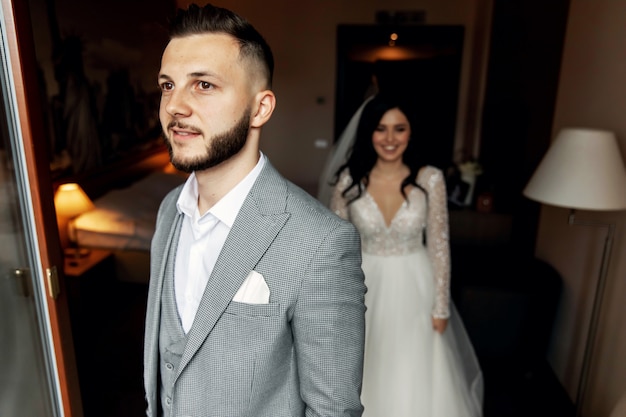 Incrível casal sorridente de casamento. Linda noiva e noivo elegante.