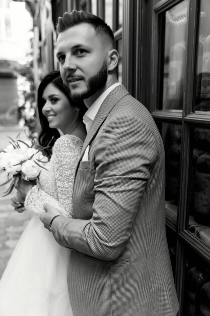 Incrível casal sorridente de casamento. Linda noiva e noivo elegante.