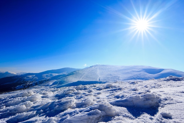 Incrível cenário nevado de inverno do famoso e popular marco turístico antigo observatório desolado na montanha pip ivan no cume da montanha chornogora no parque nacional dos cárpatos ucraniano