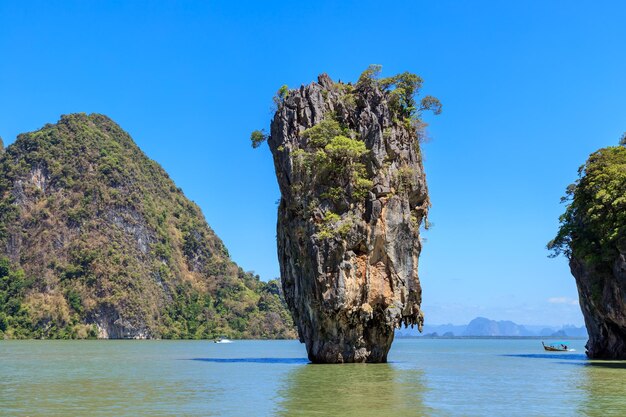 Foto incrível e bela tapu ou ilha de james bond phang-nga baía perto de phuket tailândia