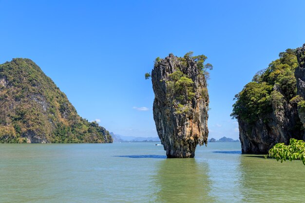 Foto incrível e bela tapu ou ilha de james bond phang-nga baía perto de phuket tailândia