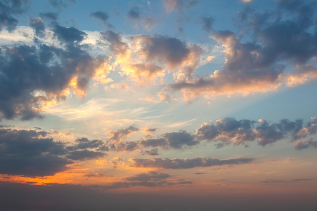 Incrível fundo panorâmico do céu do nascer do sol real