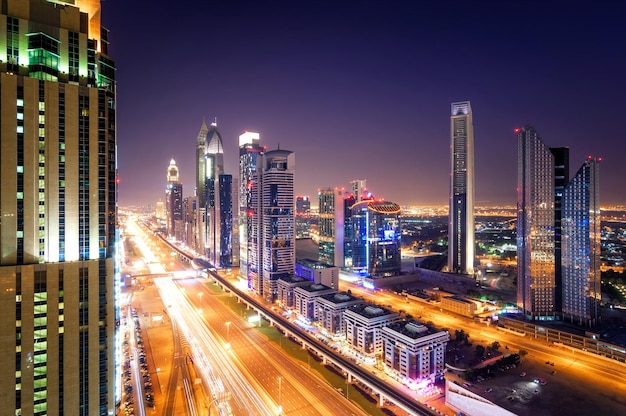 Incrível horizonte no centro da noite dubai e engarrafamento durante a hora do rush Sheikh Zayed road Dubai Emirados Árabes Unidos