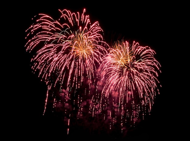 Incrível lindo fogo de artifício em fundo preto para comemoração de aniversário feliz véspera de natal e feliz ano novo