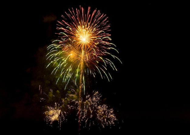 Incrível lindo fogo de artifício em fundo preto para comemoração de aniversário feliz véspera de natal e feliz ano novo