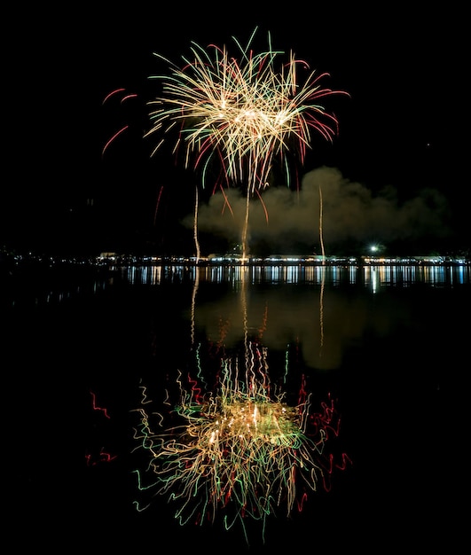 Incrível lindo fogo de artifício em fundo preto para comemoração de aniversário feliz véspera de natal e feliz ano novo