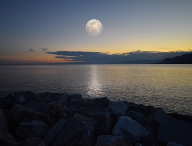 Foto incrível luar refletido no mar na ligúria